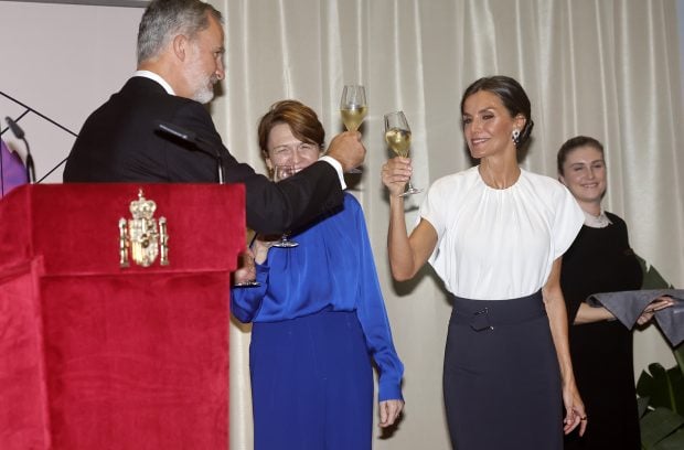 Los Reyes brindando en una recepción / Gtres