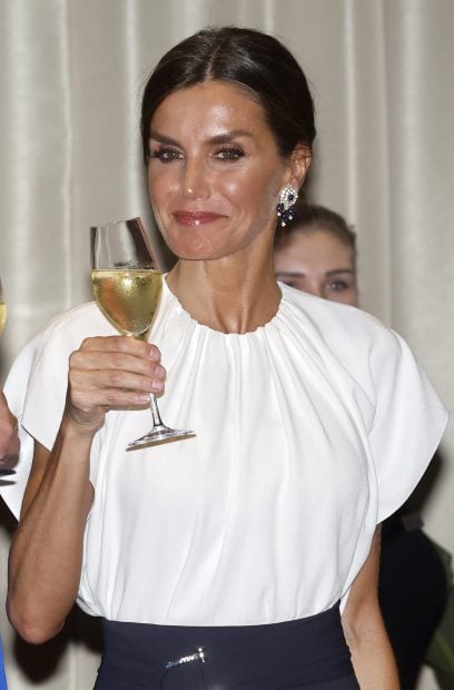 La Reina Letizia brindando en una recepción / Gtres