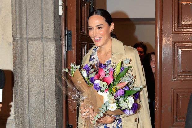Tamara Falc&oacute; con un ramo de flores / Gtres
