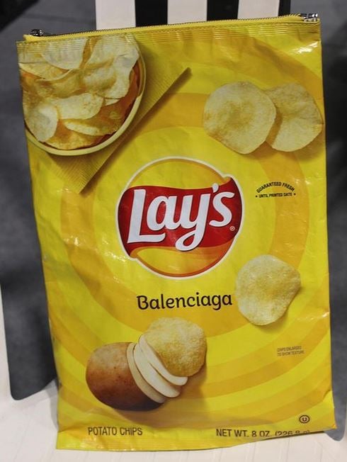 La &uacute;ltima locura de Balenciaga: el bolso de patatas fritas Lays