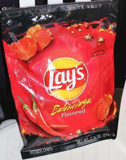 La &uacute;ltima locura de Balenciaga: el bolso de patatas fritas Lays