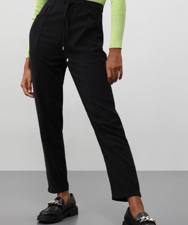 Los pantalones más cómodos, elegantes y que esconden la barriga, regalados en Lefties