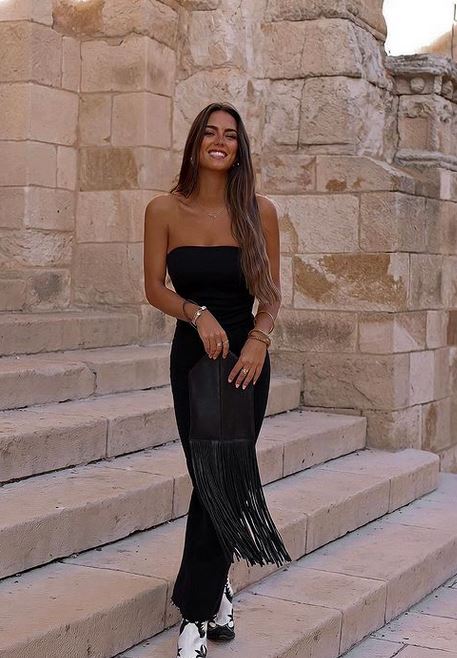 La influencer Celia Froman tiene el vestido básico negro de Zara que podrás combinar con todo