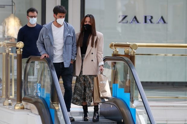 Gloria Camila con David García saliendo de Zara / Gtres