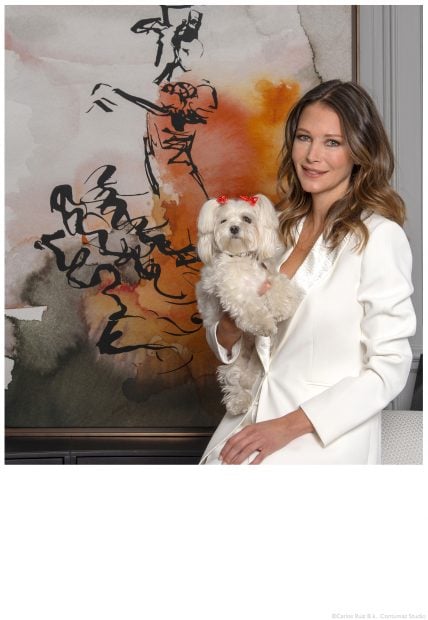Esther Do&ntilde;a con su perro / Grupo Planeta