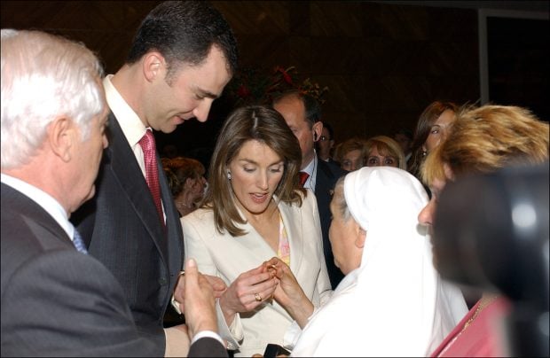 Los Reyes recibiendo un regalo cuando a&uacute;n eran pr&iacute;ncipes / Gtres