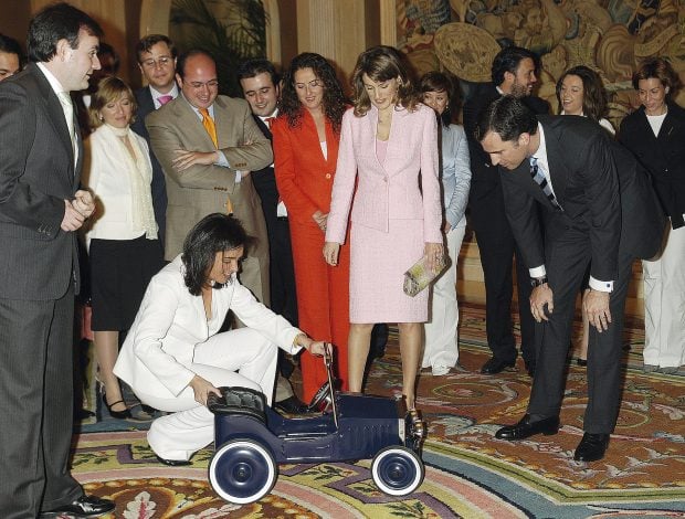 Los Reyes recibiendo un regalo cuando a&uacute;n eran pr&iacute;ncipes / Gtres