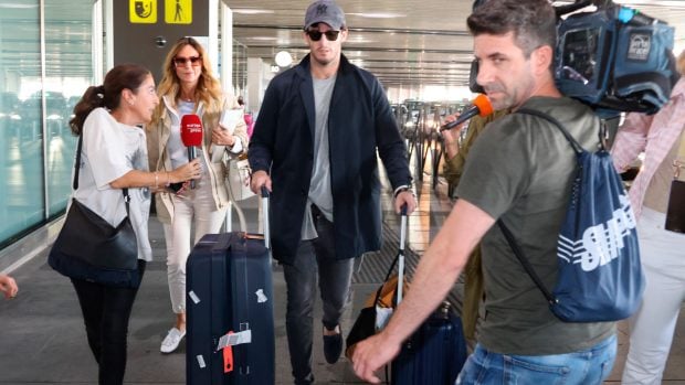 &Iacute;&ntilde;igo Onieva y su madre, rodeados de prensa / Gtres