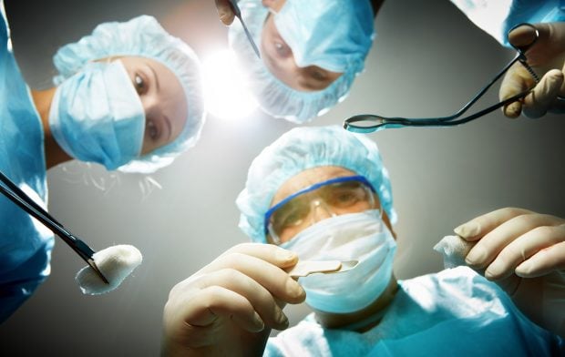 M&eacute;dicos realizando una operaci&oacute;n / Gtres 