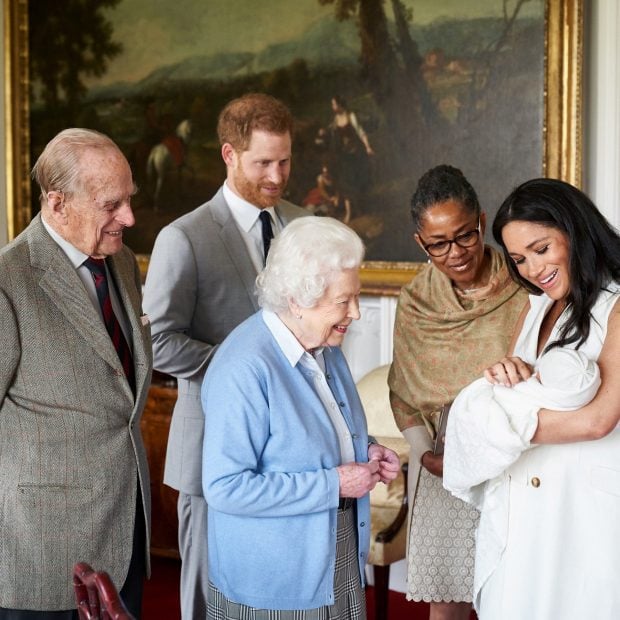 El pr&iacute;ncipe Enrique y Meghan Markle presentando a Isabel II a su hijo Archie / Gtres