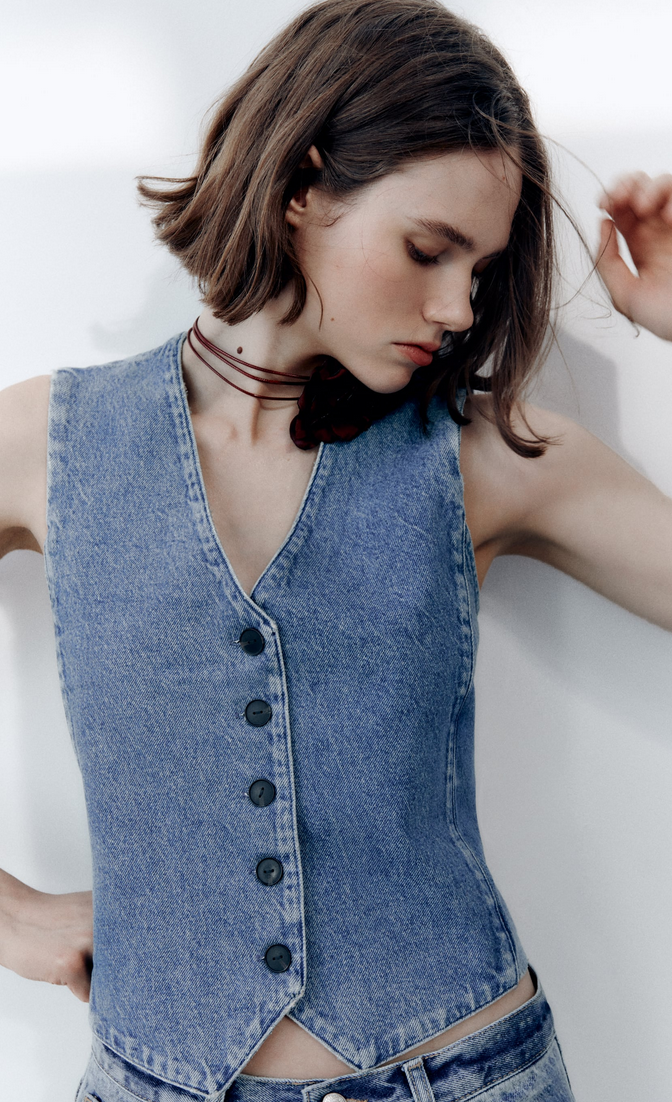 El chaleco vaquero de Zara que está agotado nada más salir a la venta