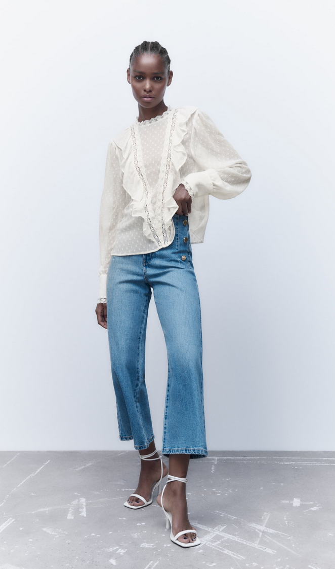La blusa blanca boho que puedes combinar con unos jeans