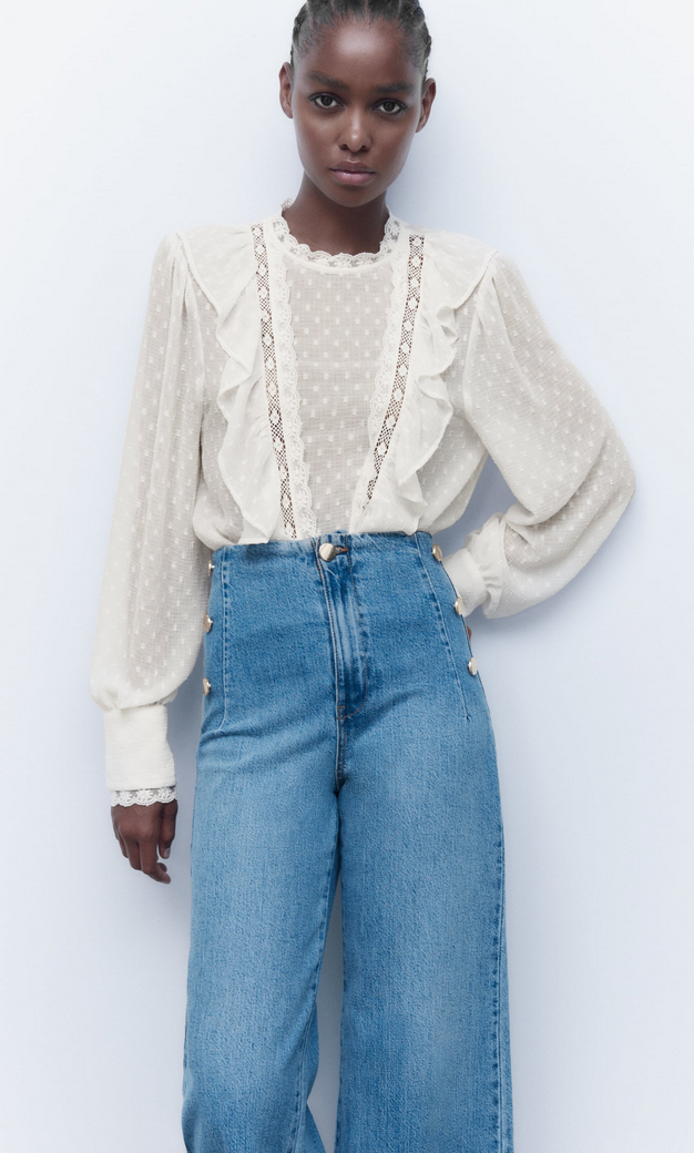 La blusa blanca boho que puedes combinar con unos jeans