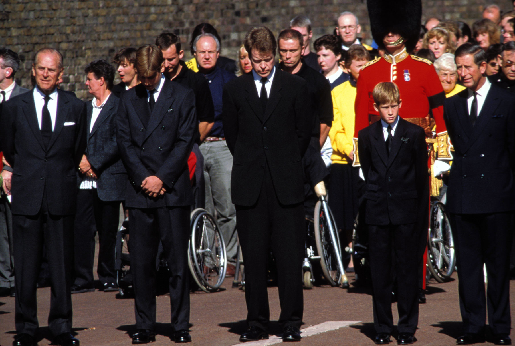 Los pr&iacute;ncipes Harry y Guillermo, junto a su padre y abuelo, en el funeral de Lady Di / Gtres