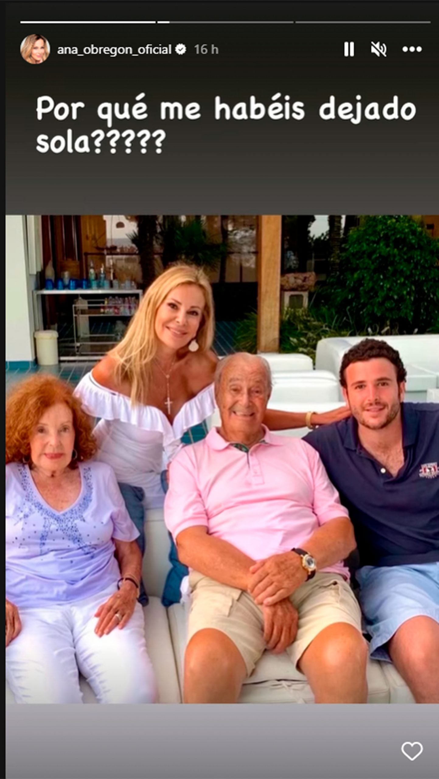 Ana Obreg&oacute;n, junto a sus padres e hijo / Instagram