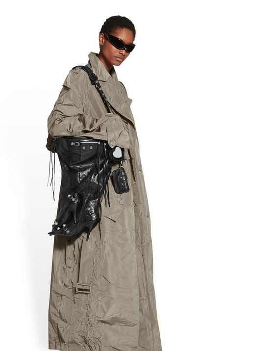 ¡Balenciaga sorprende de nuevo! El nuevo bolso-bota que se ha hecho viral en redes