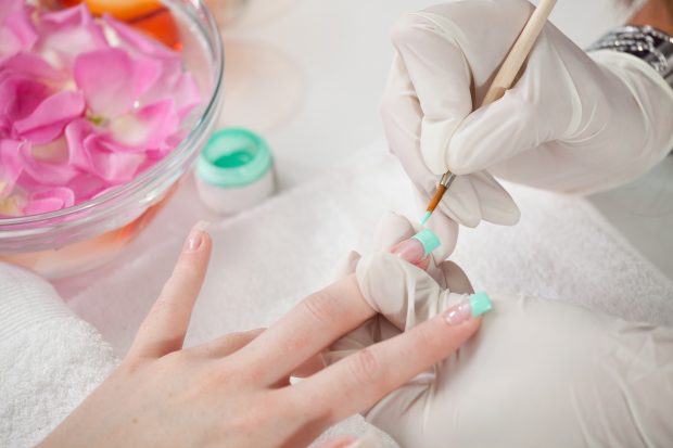 Profesional realizando una manicura / Gtres