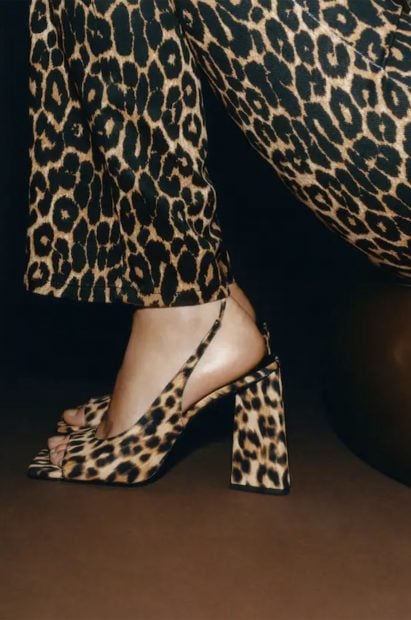Sandalia destalonada de leopardo con cierre ajustable de cordones / Mango