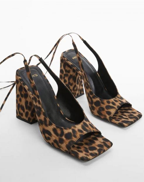 Sandalia destalonada de leopardo con cierre ajustable de cordones / Mango