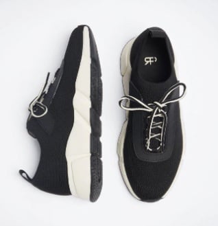 C&oacute;mo combinar zapatillas con un look arreglado para ir a la oficina