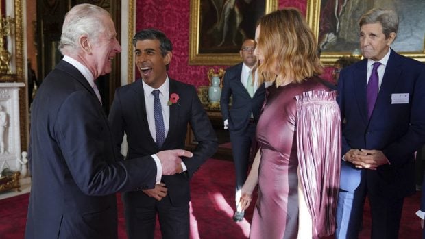Carlos III y Stella McCartney durante una recepción / Gtres