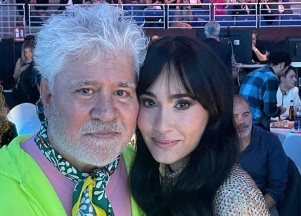 Aitana posando con Almodovar / Instagram