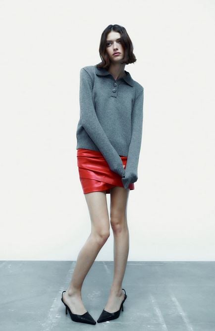 La falda roja de Zara que dará color a tu look de invierno