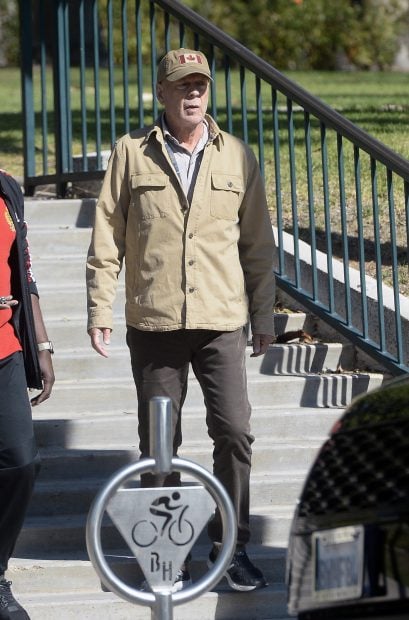 Bruce Willis paseando por Los &Aacute;ngeles / Gtres