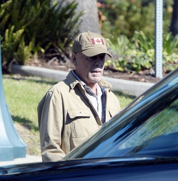 Bruce Willis paseando por Los &Aacute;ngeles / Gtres