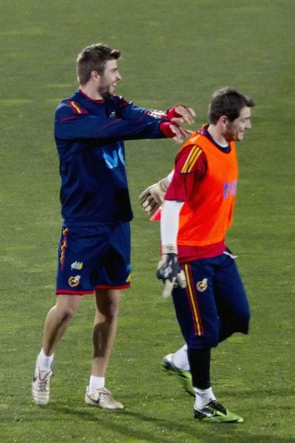 Iker Casillas y Gerard Piqu&eacute; en el campo / Gtres