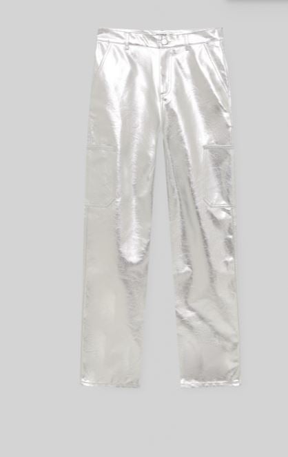 La novedad de Pull&Bear: pantalones cargo metalizados que estilizan a todos los cuerpos