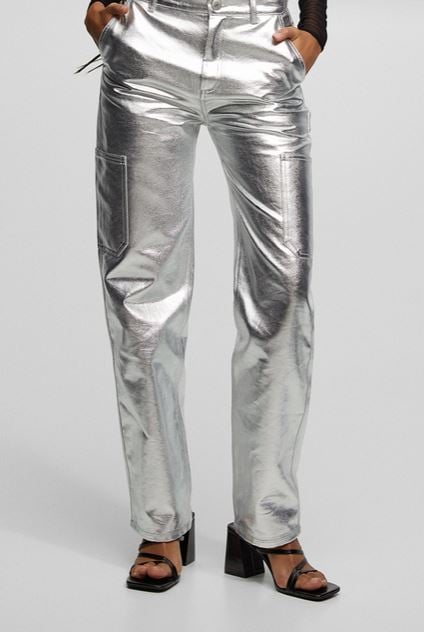 La novedad de Pull&Bear: pantalones cargo metalizados que estilizan a todos los cuerpos