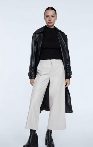 El pantal&oacute;n de cuero blanco que est&aacute; arrasando en redes sociales &iexcl;Dale color a tus looks!