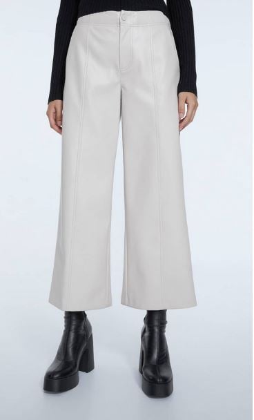El pantal&oacute;n de cuero blanco que est&aacute; arrasando en redes sociales &iexcl;Dale color a tus looks!