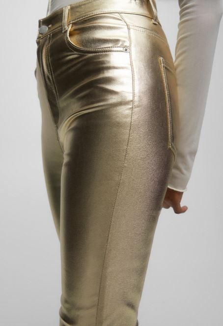 El pantalón metalizado y diferente lo tiene Pull&Bear: el efecto dorado que hará de outfit un look especial