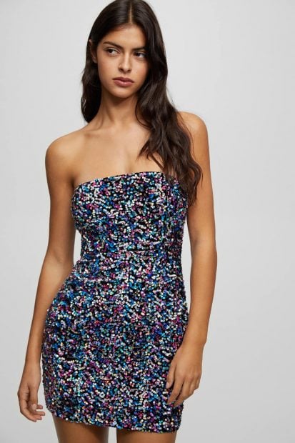 Vestido de escote palabra de honor y lentejuelas de colores / Pull & Bear