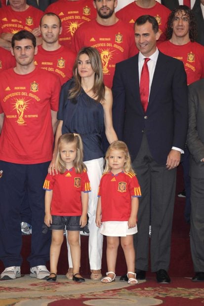 Letizia, Felipe, Leonor y Sofía con la Selección Española en 2010 / Gtres