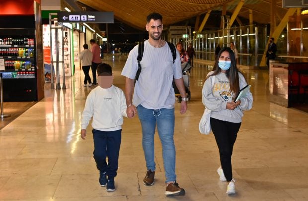 Isa Pantoja y Asraf Beno en el aeropuerto / Gtres