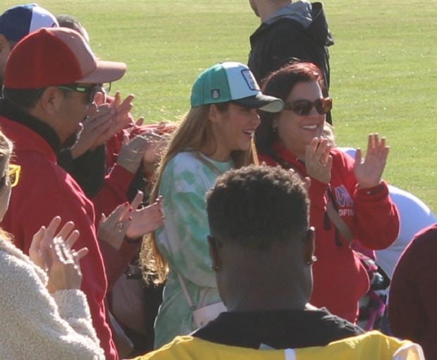 Shakira haciéndose fotos con sus fans / Gtres