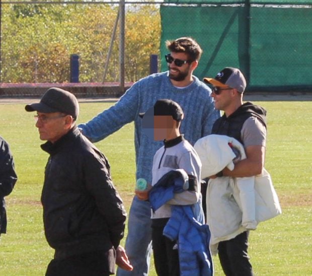 Piqué haciéndose fotos con sus fans / Gtres