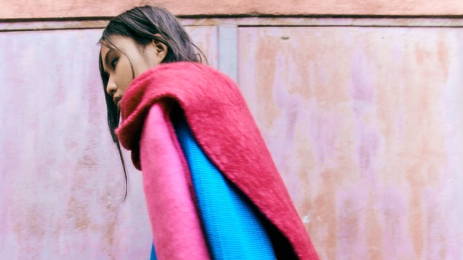 Zara tiene la bufanda rosa que arrasa por las calles madrileñas estas navidades