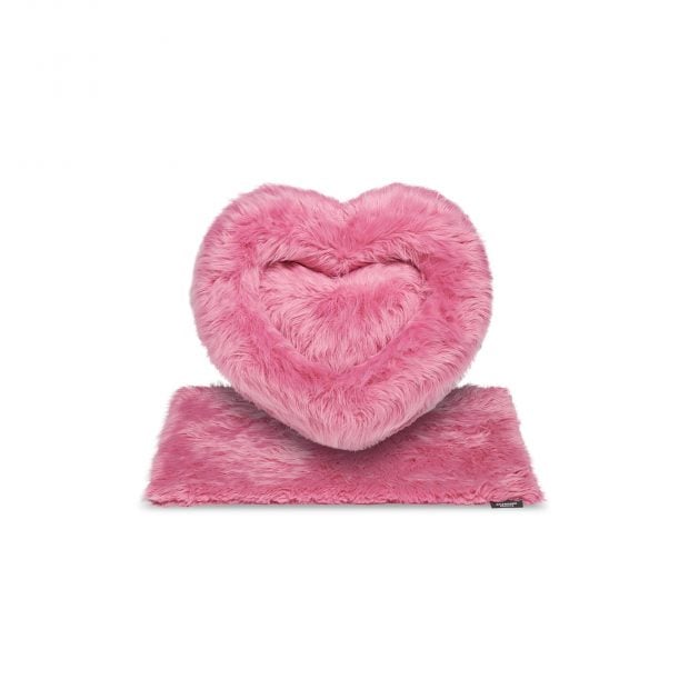 Cama rosa para mascotas / Balenciaga