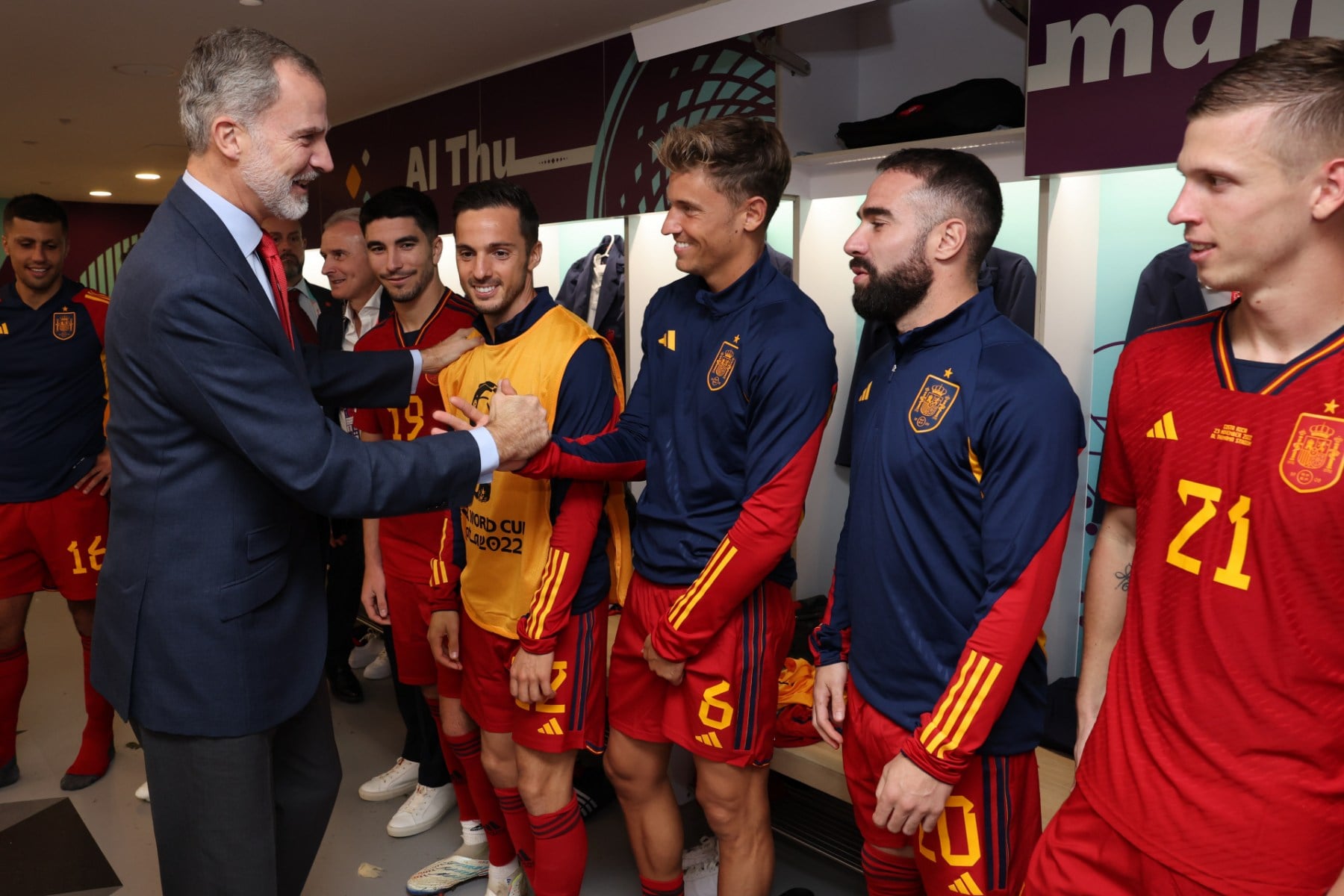 Felipe VI, saludando a los jugadores de la Selecci&oacute;n Espa&ntilde;ola en Qatar 2022 / Gtres