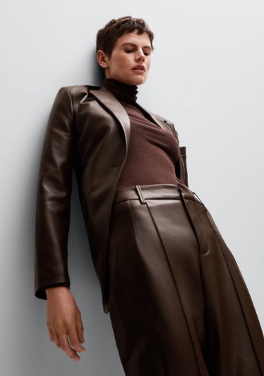 Cazadora acolchada Una cazadora acolchada con tejido t&eacute;cnico repelente al agua. Con relleno de poli&eacute;ster reciclado y dise&ntilde;o ajustable, ahora vale 39,99 euros gracias al 43% de descuento. Vestido estampado Un vestido de tejido fluido semitransparente con estampado barroco. Queda de maravilla con unas botas altas planas o de tac&oacute;n. Tiene un descuento del 33%, y ahora est&aacute; a la venta por 39,99 euros. Botas altas Unas botas de punta redonda y ca&ntilde;a alta que son estupendas para los looks d&iacute;arios, muy c&oacute;modas y f&aacute;ciles de combinar. Gracias al 33% de descuento, ahora est&aacute;n disponibles por 39,99 euros. C&aacute;rdigan oversize Un c&aacute;rdigan confeccionado en tejido de punto grueso y mezcla de lana. Con dise&ntilde;o oversize y cierre de botones, tiene un descuento del 23% en el Black Friday. Ahora vale 22,99 euros. Camisa de lino Una camisa confeccionada en 100% lino de tejido fluido y cierre de botones. Disponible en cuatro colores y de manga corta, est&aacute; a la venta por 17,99 euros gracias al 31% de descuento. Top con bordados Un top confeccionado en 100% algod&oacute;n y de tejido bordado. Con detalles calados y volantes decorativos, ahora est&aacute; rebajado un 31%, por 17,99 euros. Gabardina cl&aacute;sica Una gabardina es una prenda b&aacute;sica en el fondo de armario durante los meses de oto&ntilde;o e invierno. Con motivo del Black Friday, Mango ha rebajado un 29% su gabardina estrella, y ahora vale 49,99 euros. Chaqueta efecto piel corta Una chaqueta efecto piel en color negro y dise&ntilde;o cropped. Con cuello camisero y cierre de botones a presi&oacute;n, ahora est&aacute; disponible por 39,99 euros, con un descuento del 20%. Vestido de punto Un vestido de punto grueso con estampado de rayas y dise&ntilde;o oversize que es ideal para los d&iacute;as m&aacute;s fr&iacute;os de la temporada. Con un 30% de descuento por el Black Friday, ahora est&aacute; a la venta por 27,99 euros. Botas altas con suela track Las botas con suela track son el calzado estrella de la temporada, as&iacute; que estas de Mango son ideales para ir a la &uacute;ltima. Tienen un descuento del 29%, y su precio ahora es de 49,99 euros. Falda mini de pana Una falda confeccionada en tejido 100% algod&oacute;n de pana y de dise&ntilde;o corto y recto. Est&aacute; a la venta en la tienda online en dos colores por 19,99 euros, con un 23 % de descuento. Abrigo de lana Un abrigo de lana de dise&ntilde;o recto y con cuello solapa. Los botones efecto joya le dan un aspecto muy elegante. Ahora est&aacute; disponible por 59,99 euros, con un 25% de descuento. Camisa satinada con estampado Una camisa confeccionada en tejido fluido satinado de dise&ntilde;o recto. Tiene un estampado precioso y cierre de botones en la parte delantera. Gracias al 23% de descuento, ahora tiene un precio de 22,99 euros. Americana efecto piel Una americana efecto piel en color marr&oacute;n. De dise&ntilde;o oversize, tiene hombreras y cierre de botones. Est&aacute; a la venta en la tienda online de Mango por 45,99 euros, con un descuento del 34%.&nbsp; Blusa cruzada con botones Una blusa de dise&ntilde;o recto y cruzado, de cuello redondo y cierre de botones en el hombro. Est&aacute; disponible en dos colores por 12,99 euros, con un 35% de descuento.&nbsp;