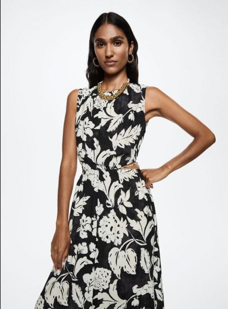 Vestido negro con motivos florales blancos y cut outs / Mango