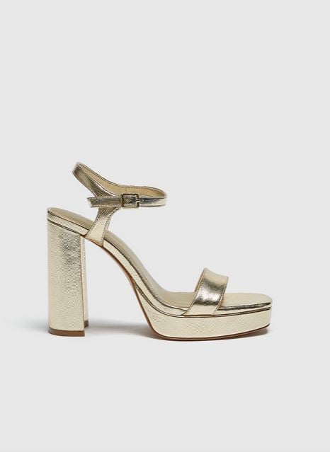 Pull&Bear tiene las sandalias de tacón que podrás usar en nochevieja y todo el verano