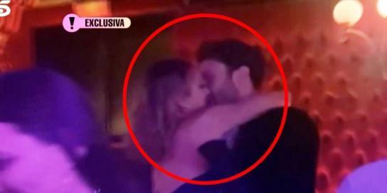 Beso entre Alba Carrillo y Jorge Pérez / 'Fiesta'