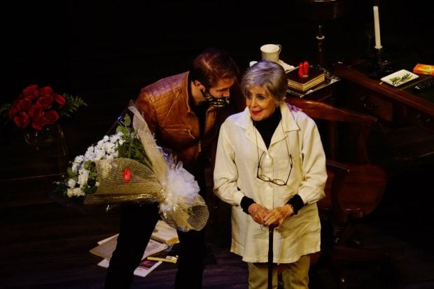 Concha Velasco con su hijo Manuel en el teatro / Gtres
