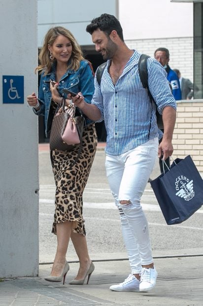 Jorge P&eacute;rez y Alba Carrillo paseando / Gtres