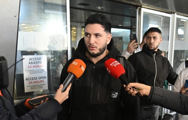 Omar Montes en el aeropuerto de Madrid / Gtres